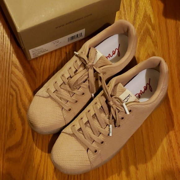 Rose Ellen DeGeneres new sneakers - Picture 2 of 6